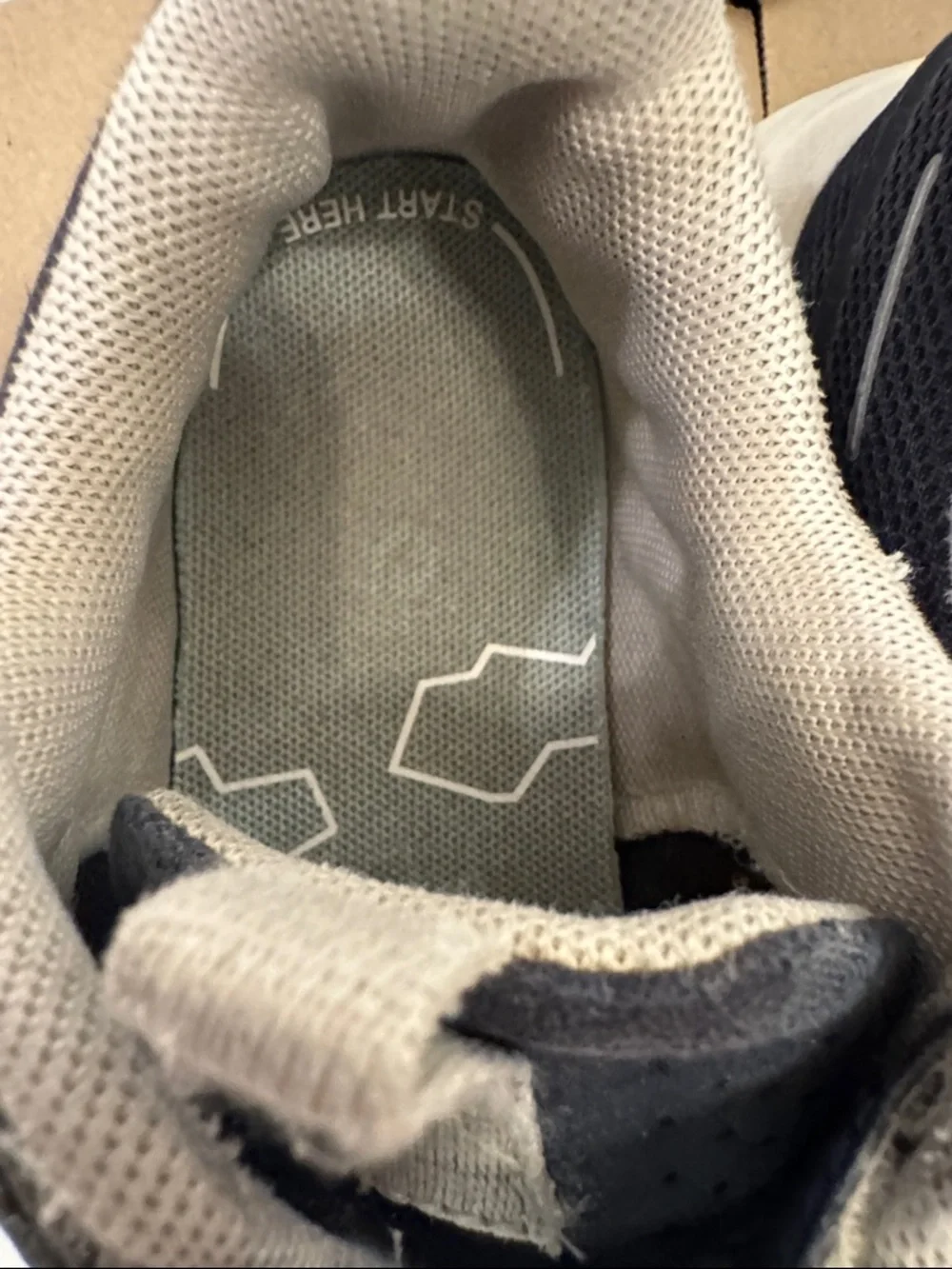 On Running Cloud Play sneakers (Little Kid) Color: MIDNIGHT/WHITE size 12.5 - Picture 11 of 12